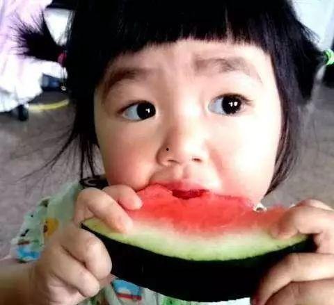宝宝吃瓜小视频,萌化网友心