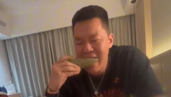 直播吃瓜的视频,揭秘网红幕后生活