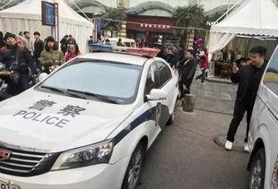 围观警车吃瓜视频在线观看,网友直播揭秘警界趣闻