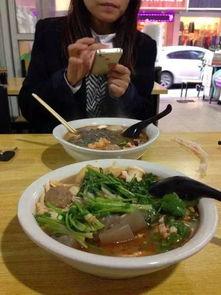 吃瓜少女自制麻辣烫视频,家常美味，一锅鲜香四溢