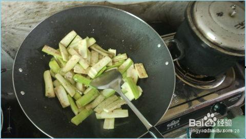 葫芦瓜炒草菇可以吃吗视频,家常美味营养搭配视频教程